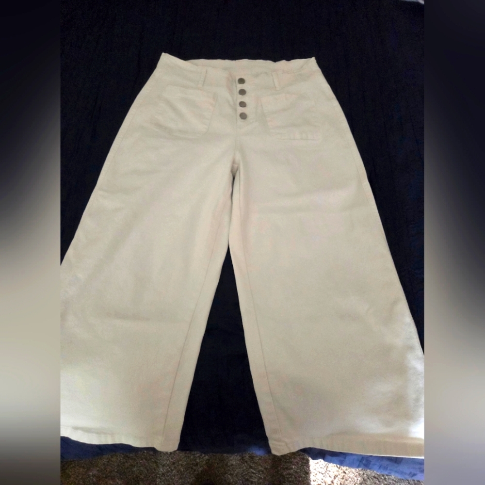 NEW!  Ladies wide leg white Capris 14P